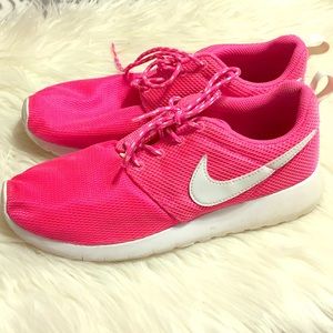 Hot pink Nike roches